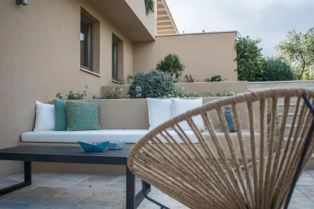  outdoor seating