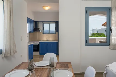  Kitchen with dinnig table