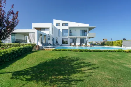  Villa exterior and garden