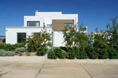  Villa exterior and garden