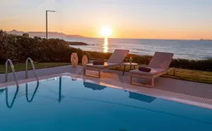 Homely Villa Almyra, Convenient Location to the Beach & City wtih Large Garden