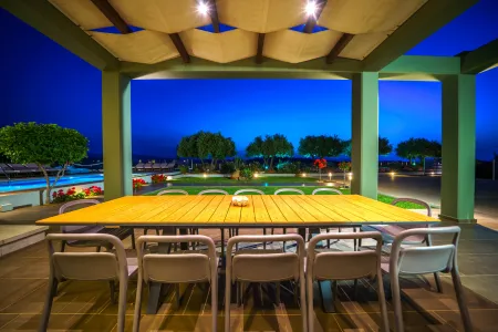  outdoor dining area