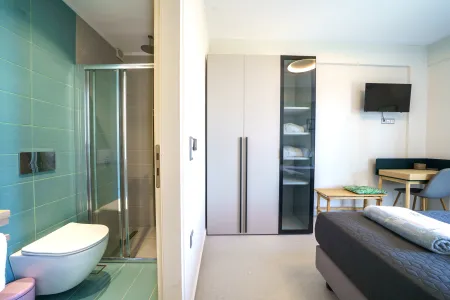 bethroom with ensuite bathroom
