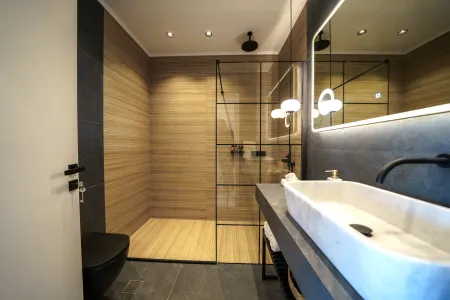 bathroom with shower 