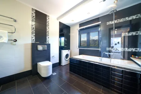  bathroom 