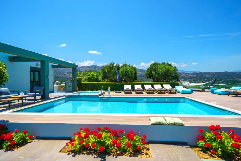  pool and exterior