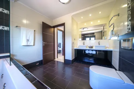  bathroom 