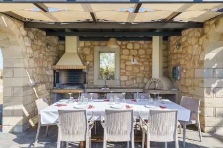   outdoor dinning area