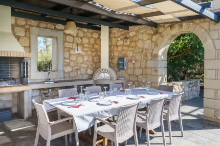    outdoor dinning area