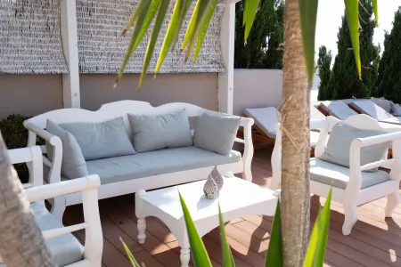  sitting area