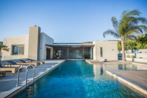 Eco Sanctuary Aori Villa With Extra Studio and Cellar, Spectacular Outdoor Infinity Pool, Short Drive to Beach 