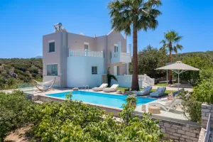 Villa 'Infinity' only 1km to the City &2 km to the Beach