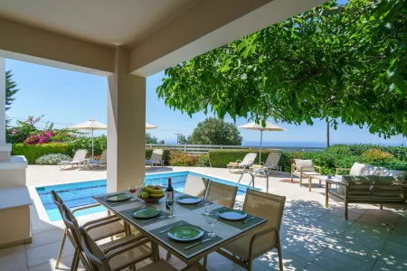  outdoor dining area