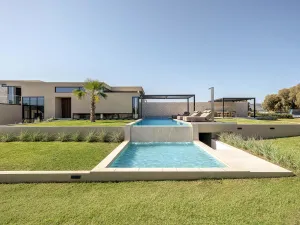 Die Villa Etheras bietet alle modernen Annehmlichkeiten für einen Strandurlaub