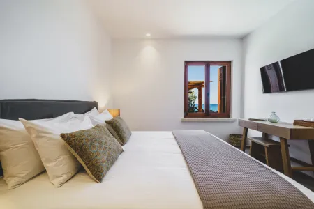  Bed facing wall‑mounted flat TV