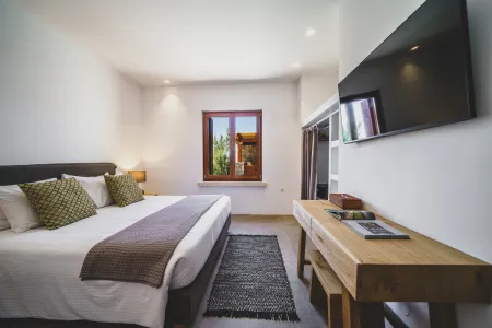  Cozy room with bed, TV, and window