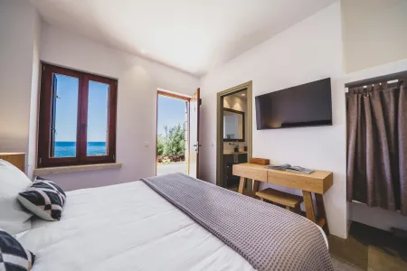 Bedroom with double bed, ocean view, and bathroom