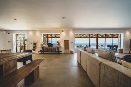  Open-plan living area with sea view
