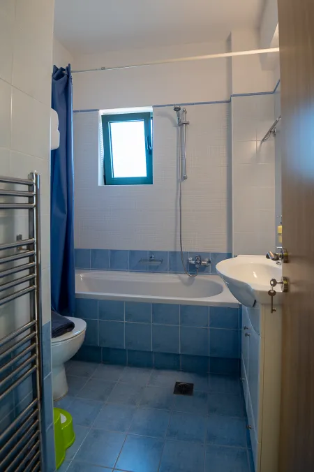  Bathroom with bathtub