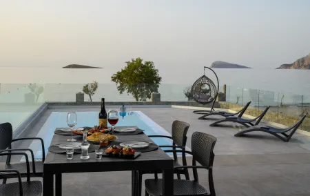  outdoor dining area