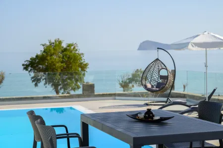  outdoor dining area 