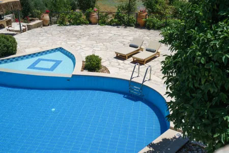  swwimming pool from above