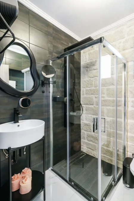  bathroom 