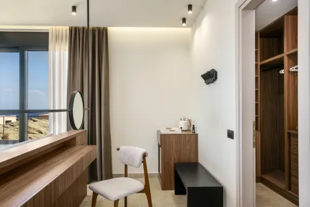  double bedtoom with walk-in closet