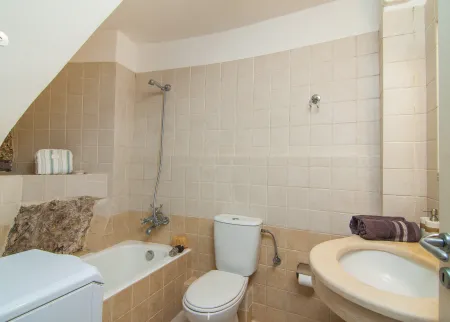  bathroom with bathtub