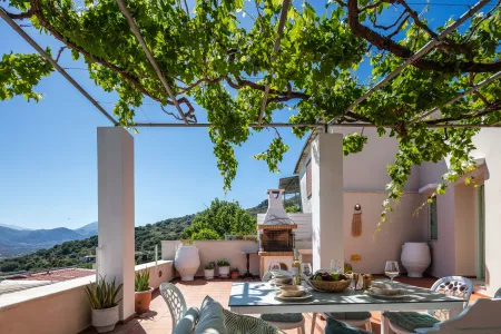  outdoor dining area and BBQ