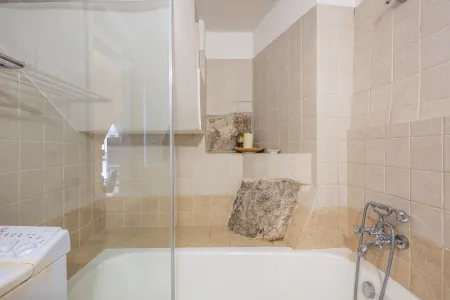  bathroom with bathtub