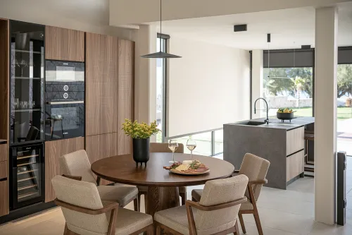  Kitchen & dining area