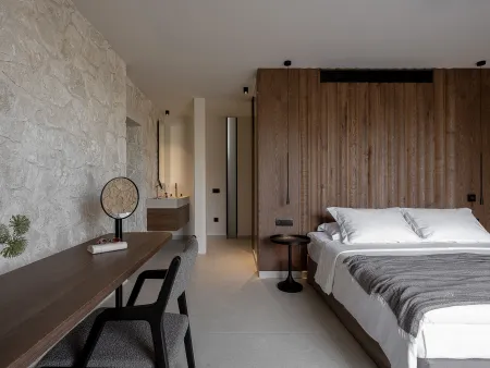  Double bedroom with desk