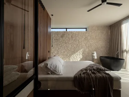  Double bedroom with standalone tub