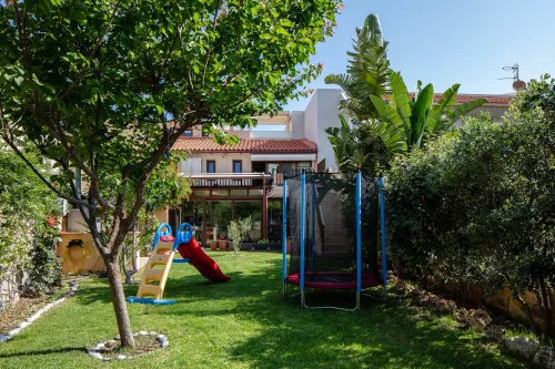  Garden with playground