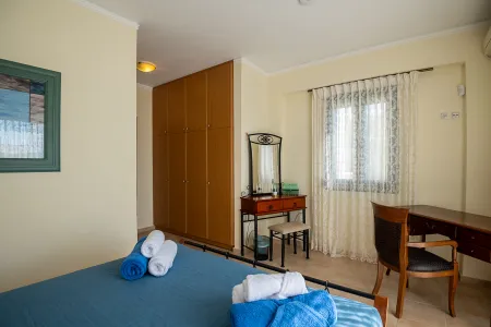   Double bedroom with vanity table