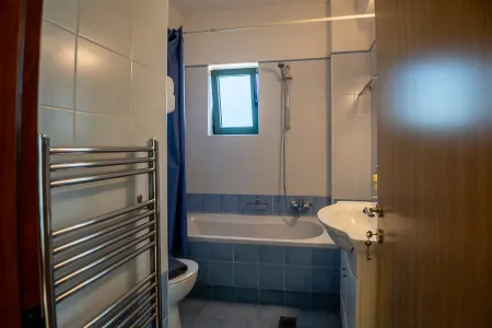  Bathroom With Opening Window