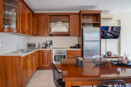  Kitchen with amenities