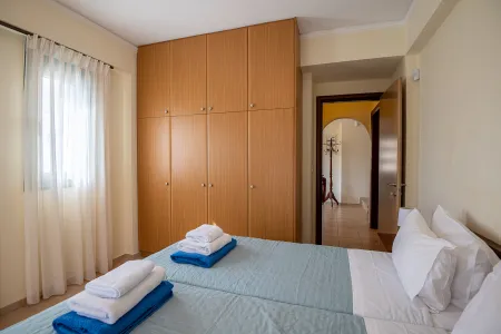  Twim room with storage space