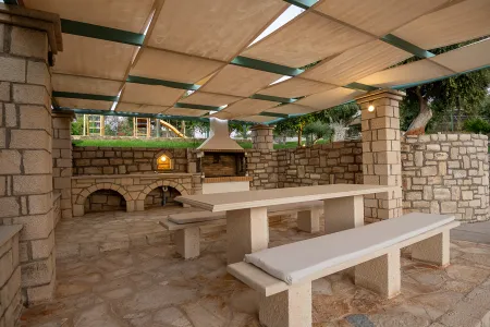  BBQ dining area
