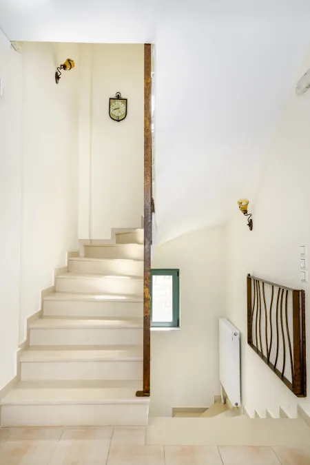  stairs to other floors