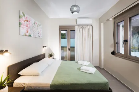  Master bedroom with fresh towels and direct access to balcony