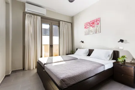  Double bedroom with direct access to balcony