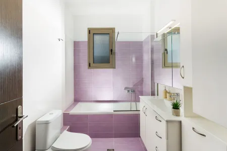  Ensuite bathroom with bath