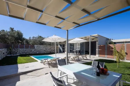  outdoor dining area