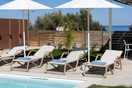  pool side sunbeds