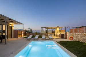 Stylish Family Villa Vianello w/ Heated Pool and BBQ, Close to the Beach, in Rethymno, Crete
