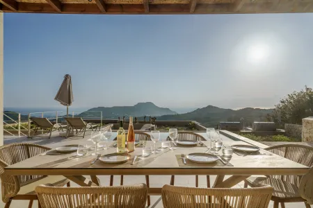  Outdoor dining area