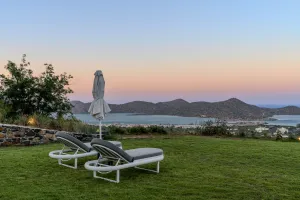 Stylish Studio Anemos with Sea View, Hot Tub & Garden, minutes from Elounda Beach