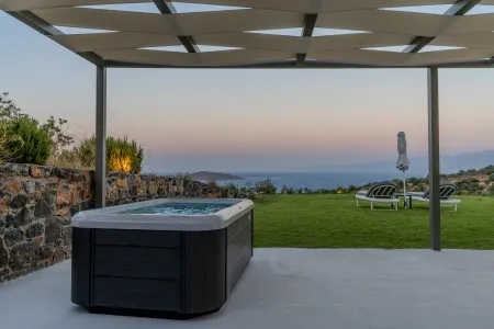  Hot tub with seaview